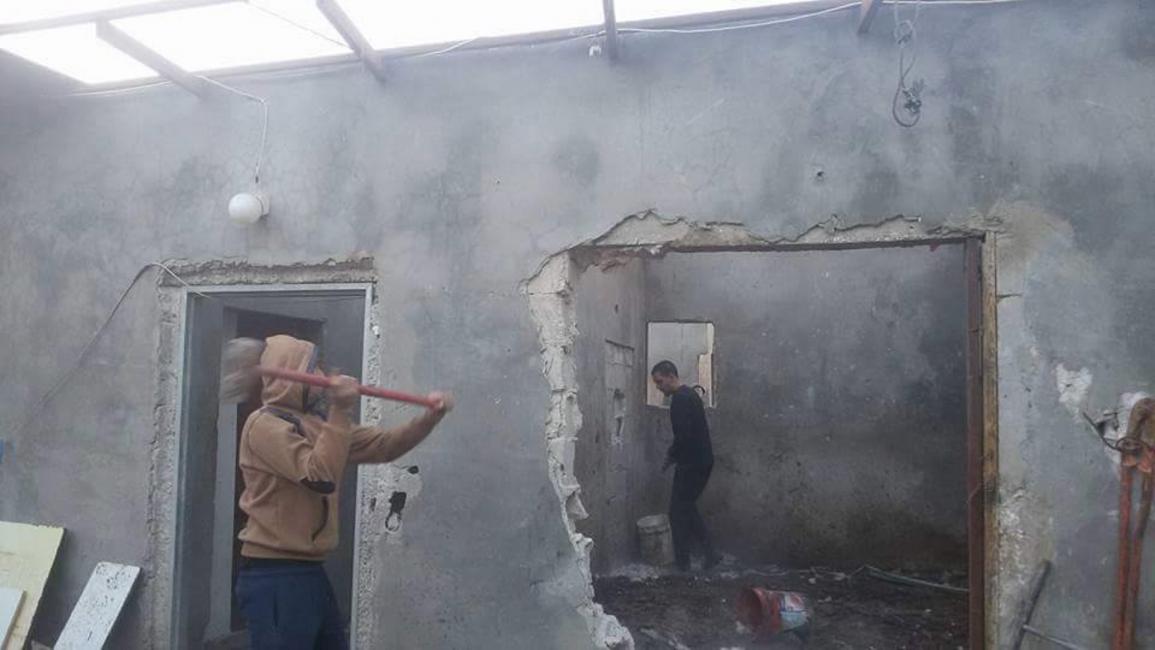 عائلة شويكي المقدسية تهدم منزلها بيدها في سلوان(فيسبوك)