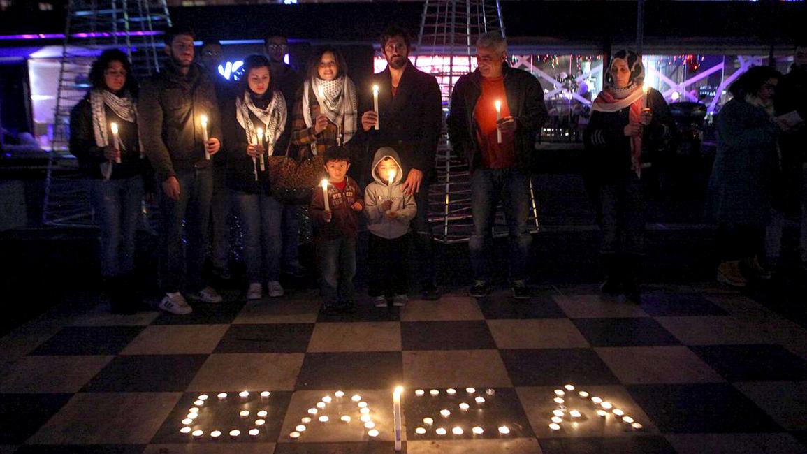 فلسطينيون في اليونان يحتجون بالشموع على انقطاع الكهرباء بغزة