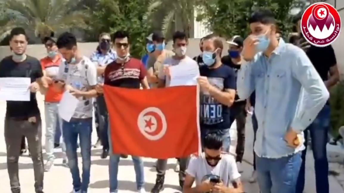 تونسيون داخل سفارة بلادهم في قطر (فيسبوك)