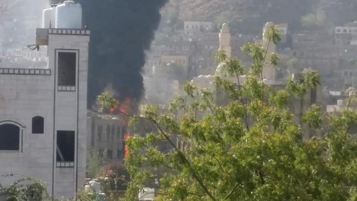 اشتباكات مسلحة وإحراق منازل وسيارات المدنيين في تعز(فيسبوك)
