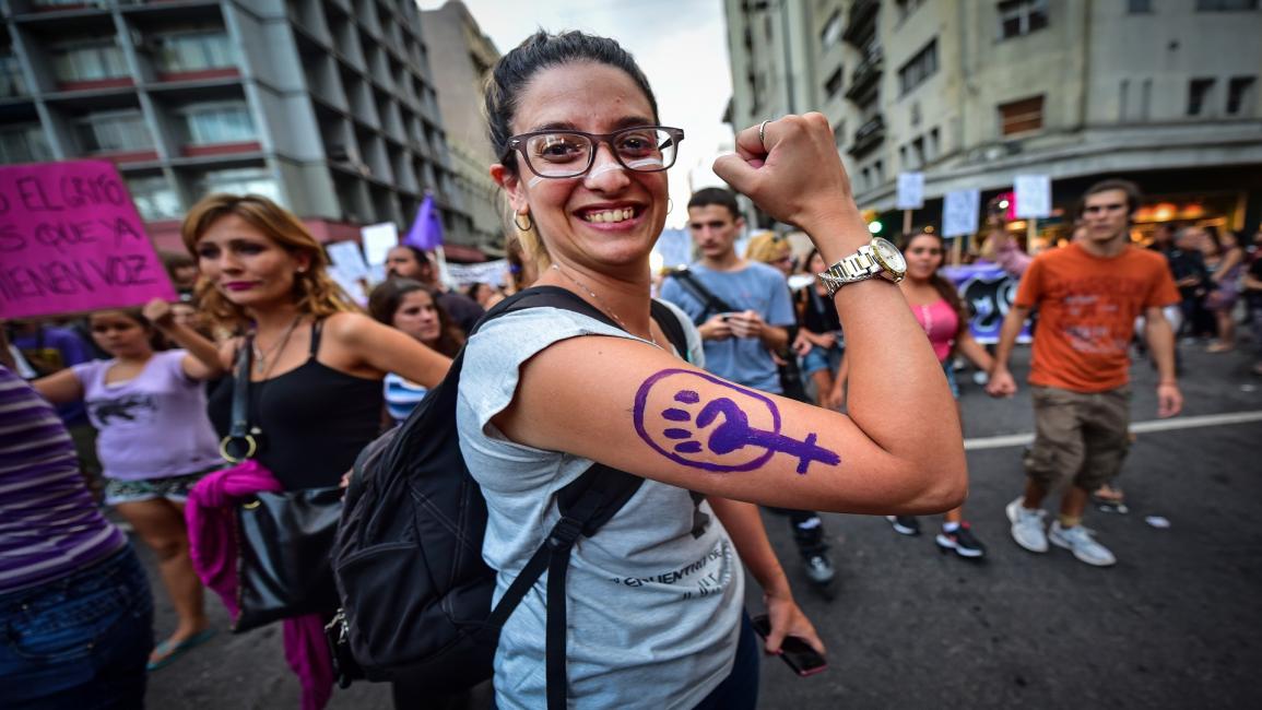 امرأة مشاركة في إحدى التظاهرات/مجتمع/1-4-2017 (كارلوس ليبراتو/ الأناضول)
