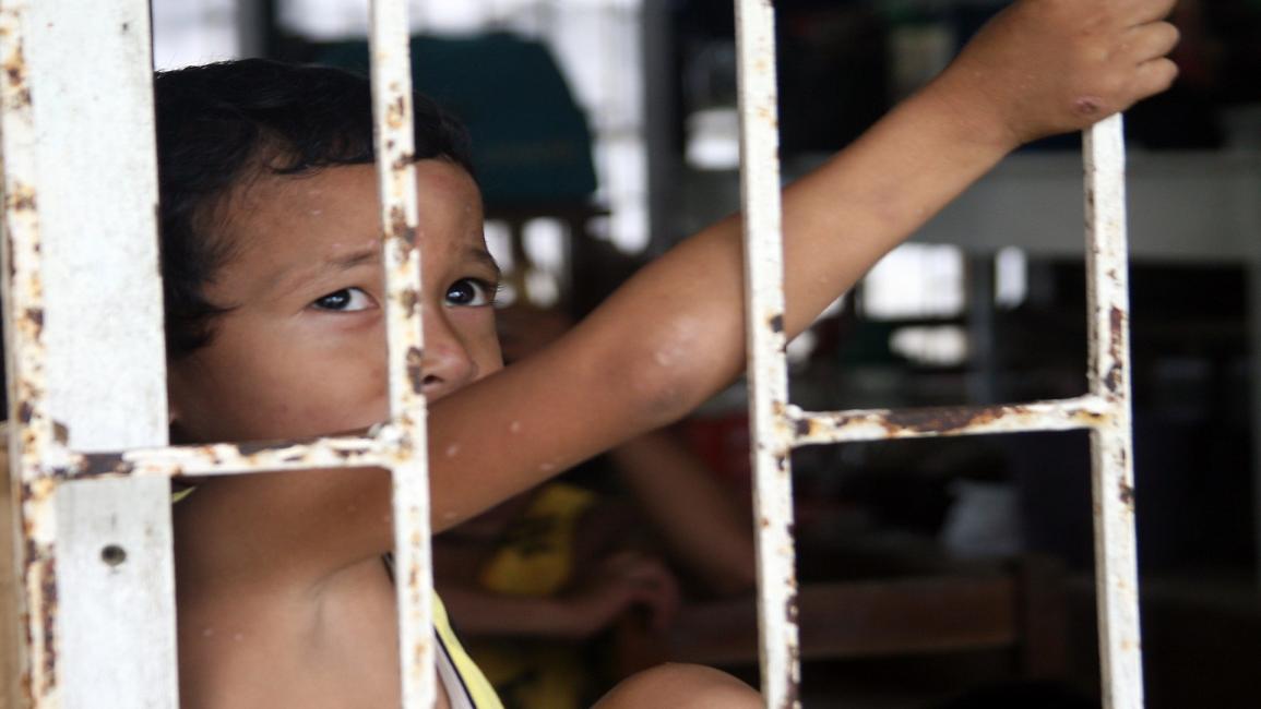 طفل فلبيني في مركز إجلاء بانتظار إعصار هاغوبيت(فرانس برس)