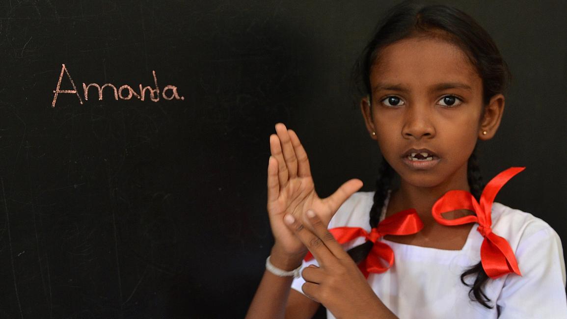طفلة سريلانكية ولغة الإشارة - سريلانكا - مجتمع
