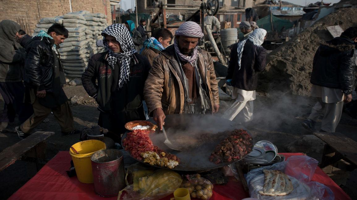 أفغان يبيعون الطعام- فرانس برس