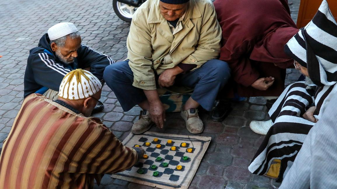 مسنون مغاربة يلعبون الداما- Getty