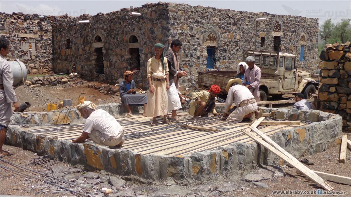 يمنيون يبنون خزانات مياه 1 - اليمن - مجتمع