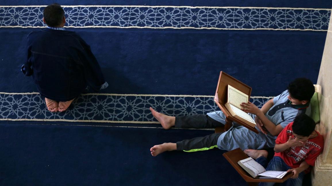 مصلون في مسجد في الجزائر - مجتمع