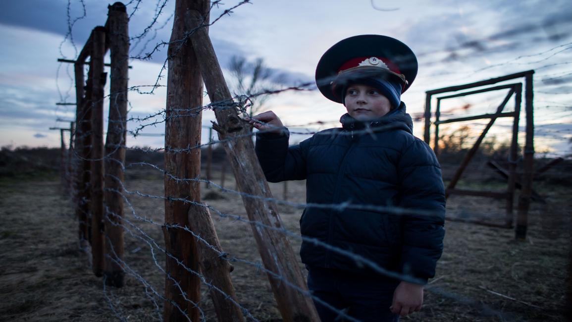 طفل يرتدي القبعة السوفييتية العسكرية/مجتمع/8-12-2016 (فلاديمير سيميسيك/ فرانس برس)