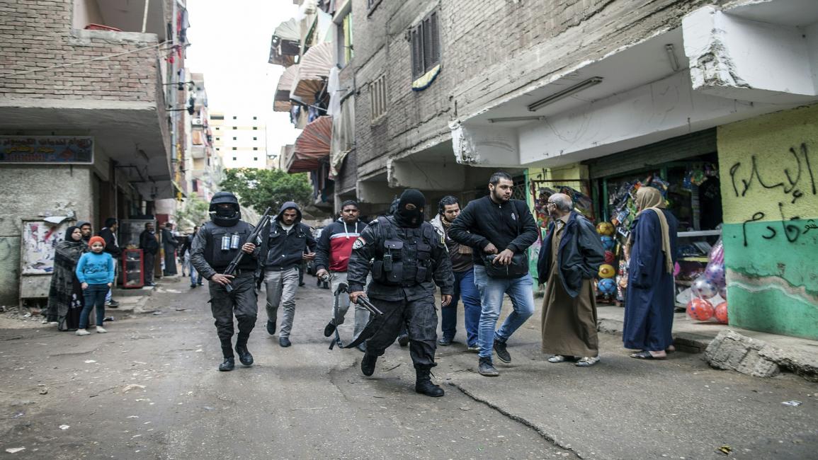 تكرر اعتقال الشرطة المصرية المواطنين من الشارع (GETTY)
