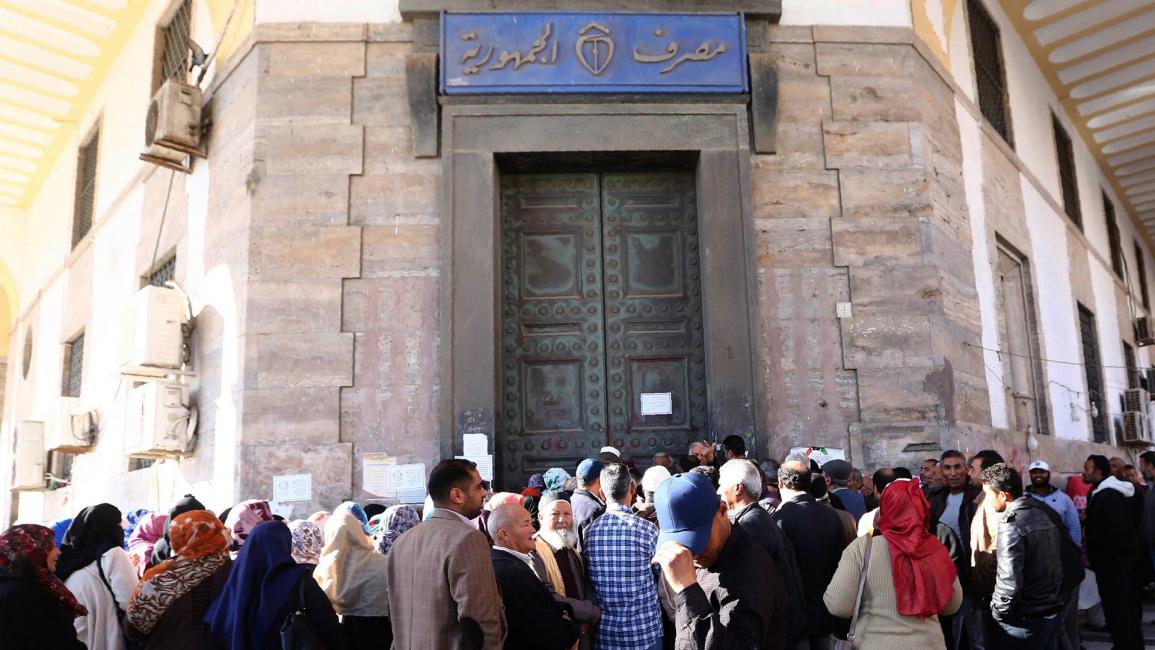 ليبيون أمام مصرف في طرابلس - ليبيا - مجتمع