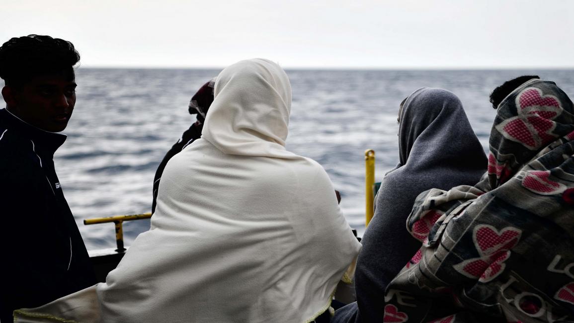 مهاجرون قرب السواحل الإيطالية (لويزا غولياماكي/فرانس برس)