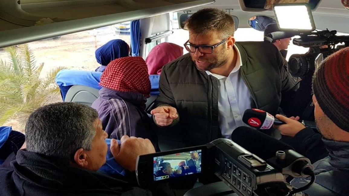 اقتحام عضو الكنيست المتطرف حافلة عائلات أسرى غزة (تويتر)