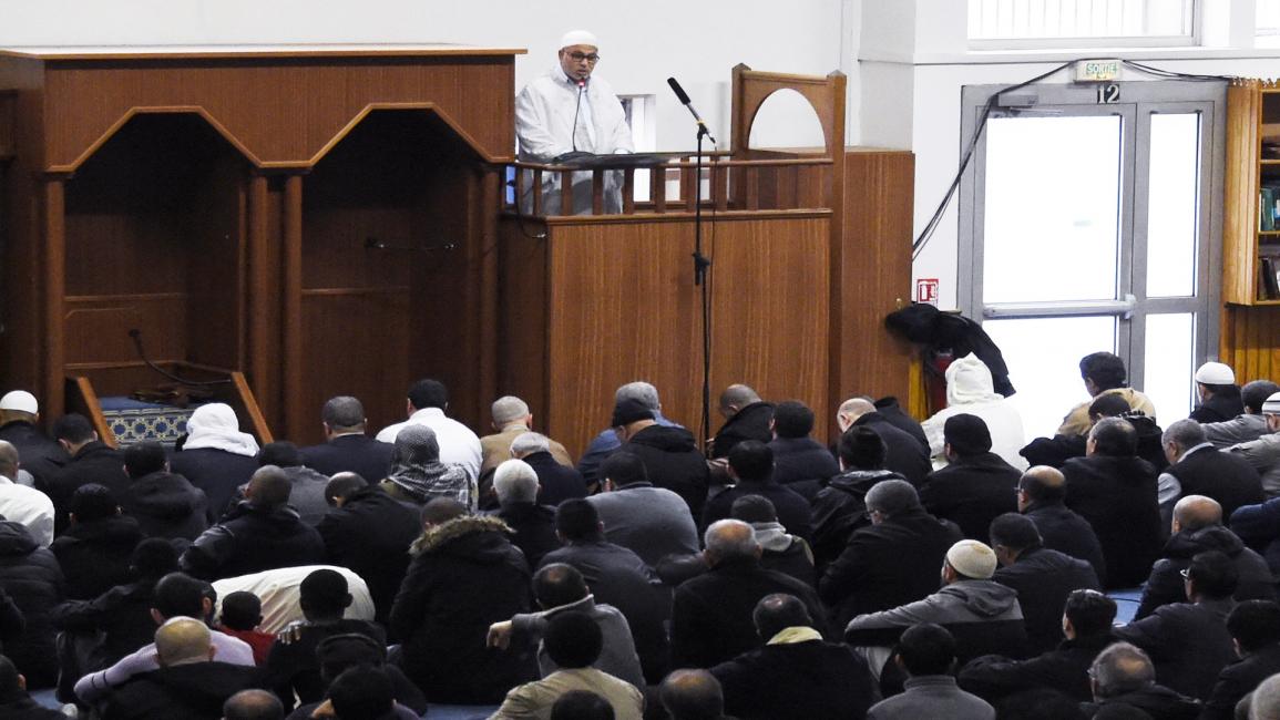 إمام مغربي يخطب الجمعة بمسجد فرنسي (دومينيك فاغيت/فرانس برس)
