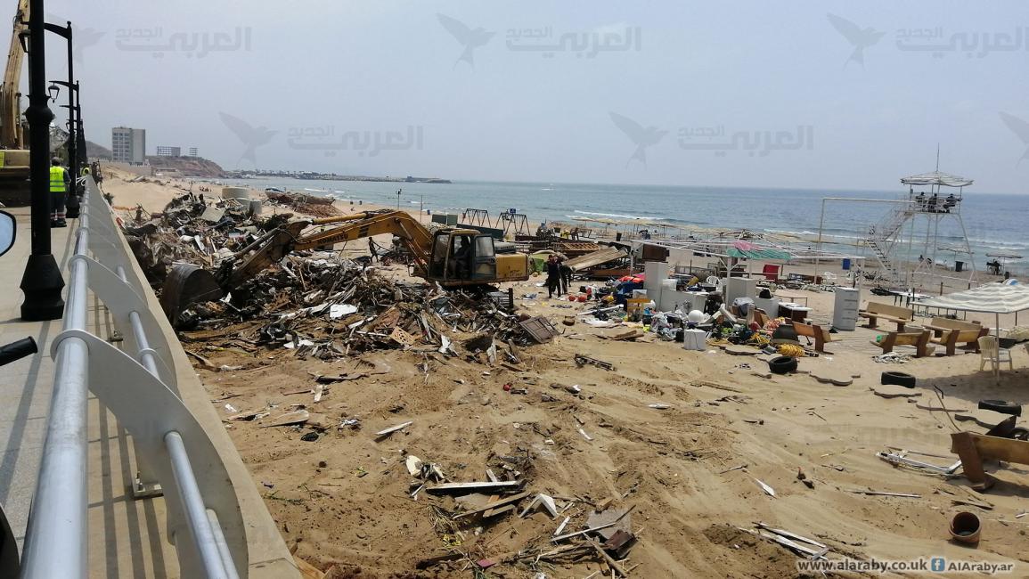 محافظ بيروت يهدم أكشاك شاطئ الرملة البيضاء الشعبي(العربي الجديد)