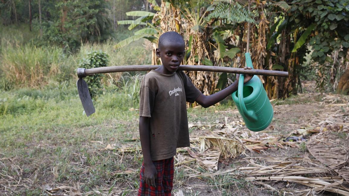 طفل يعمل في الزراعة في أوغندا - مجتمع 