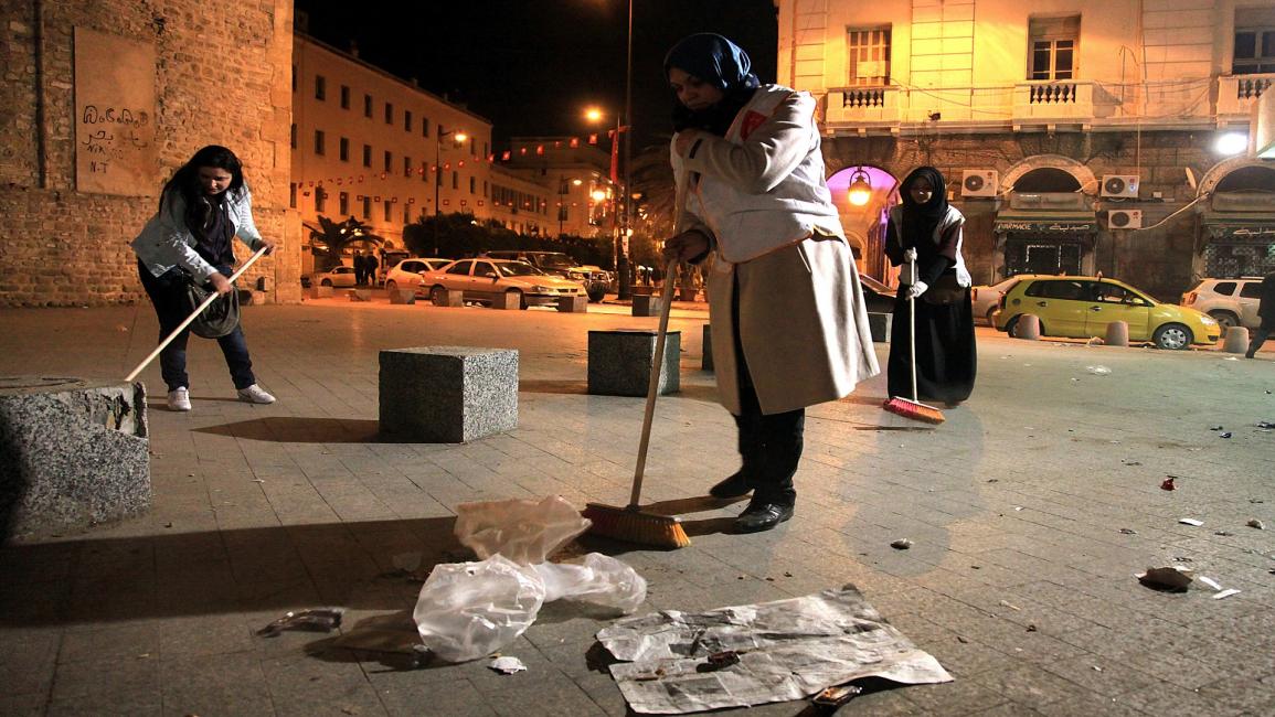 متطوعون ينظفون شوارع تونس (ياسين جايدي/الأناضول)