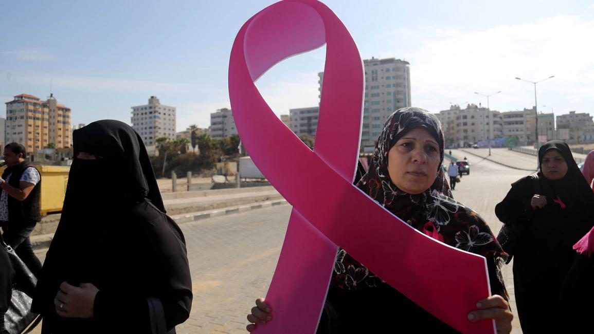 مريضات السرطان .. يُغرِقن آلامهن في بحر غزة