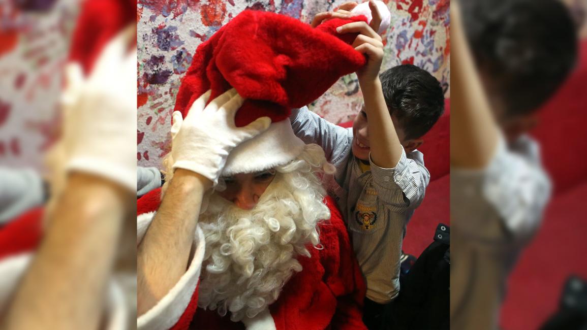 جاءهم الفرح.. بابا نويل يوزّع هداياه على لاجئي ألمانيا