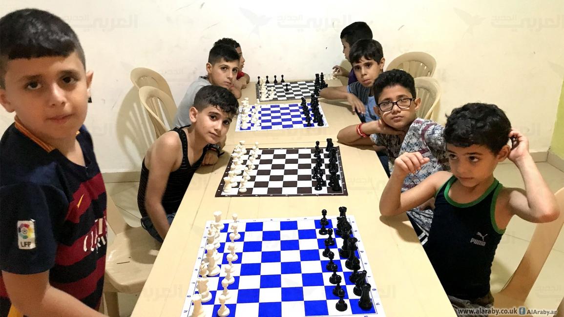 أطفال يتعلمون الشطرنج في عين الحلوة/مجتمع (العربي الجديد)