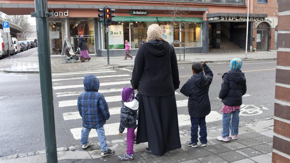 امرأة مسلمة وأولادها في أوسلو - النرويج - مجتمع