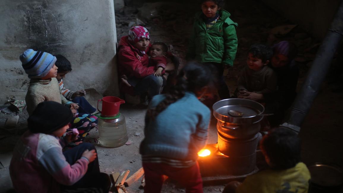 أطفال في قبو في الغوطة/مجتمع/3-3-2018 (أنس الدمشقي/ الأناضول)