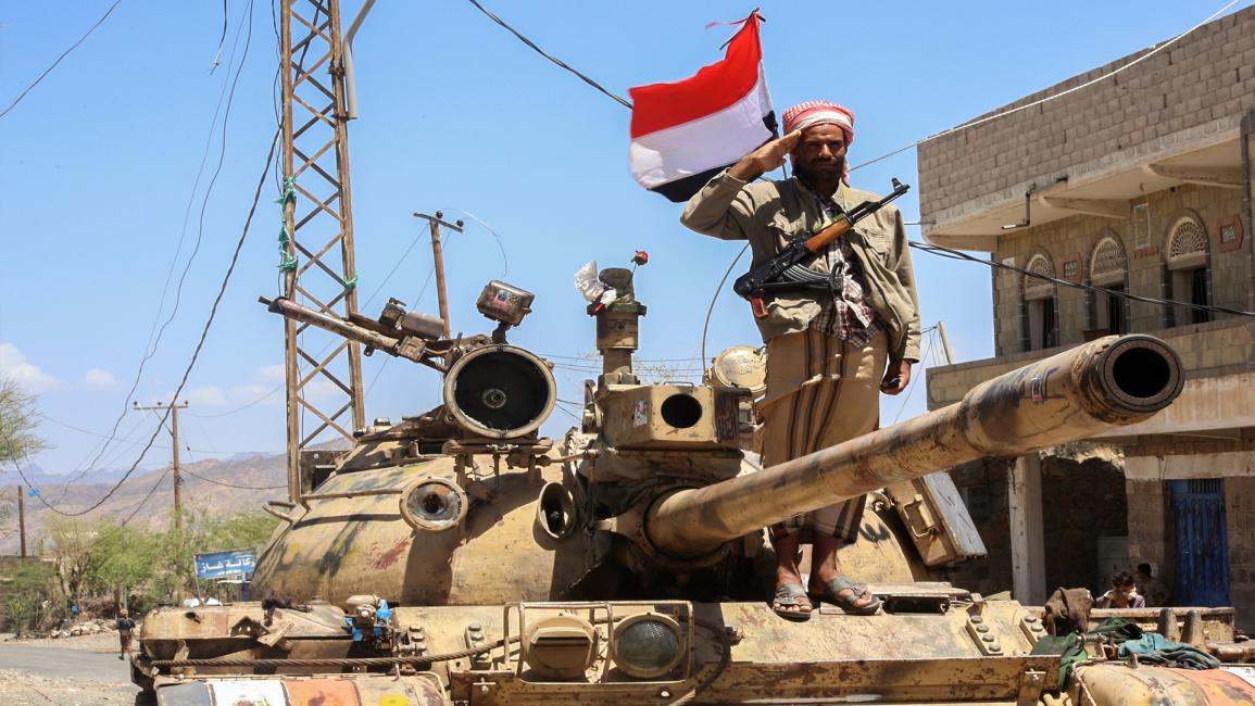 مقاتل يمني بالقرب من تعز