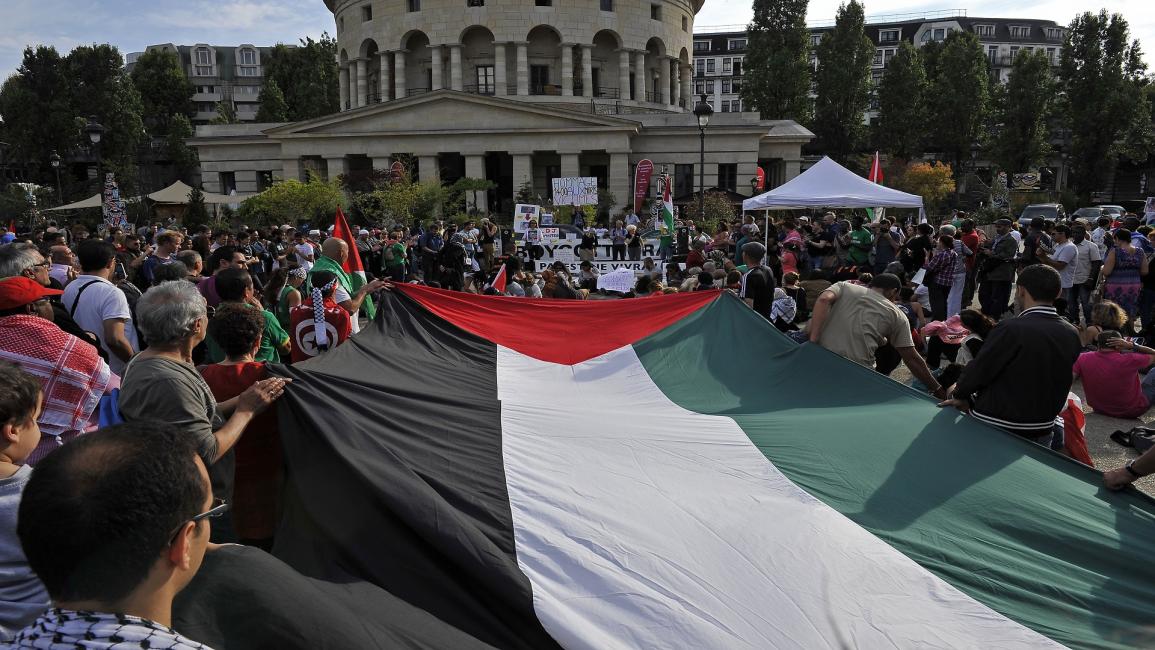علم فلسطيني في باريس يوم 31 -7-2014 (فرانس برس)
