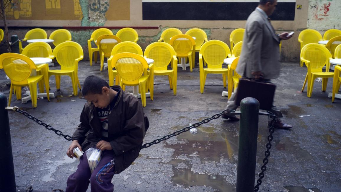 طفل مصري يبيع المحارم بالقاهرة - مصر - مجتمع
