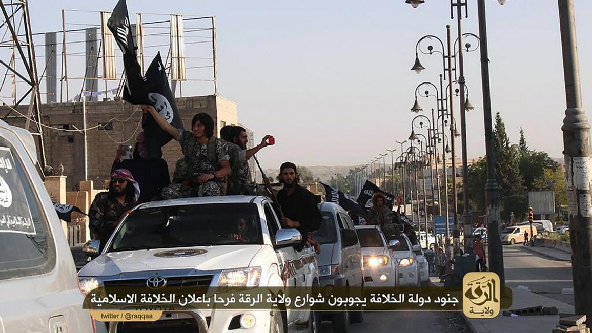 عناصر من داعش في إستعراض في الرقة