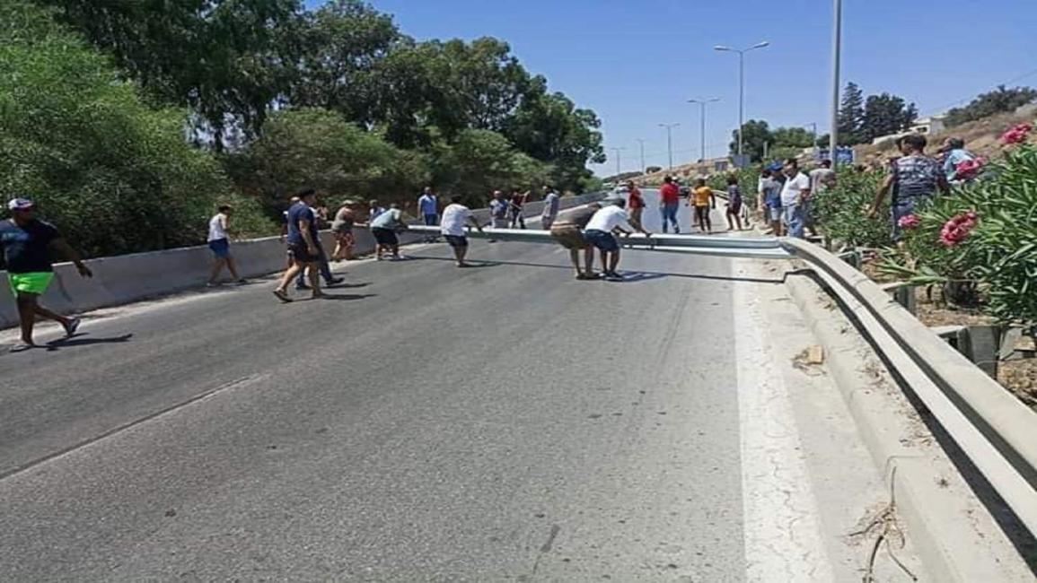 محتجون تونسيون يقطعون الطريق في بنزرت (فيسبوك)
