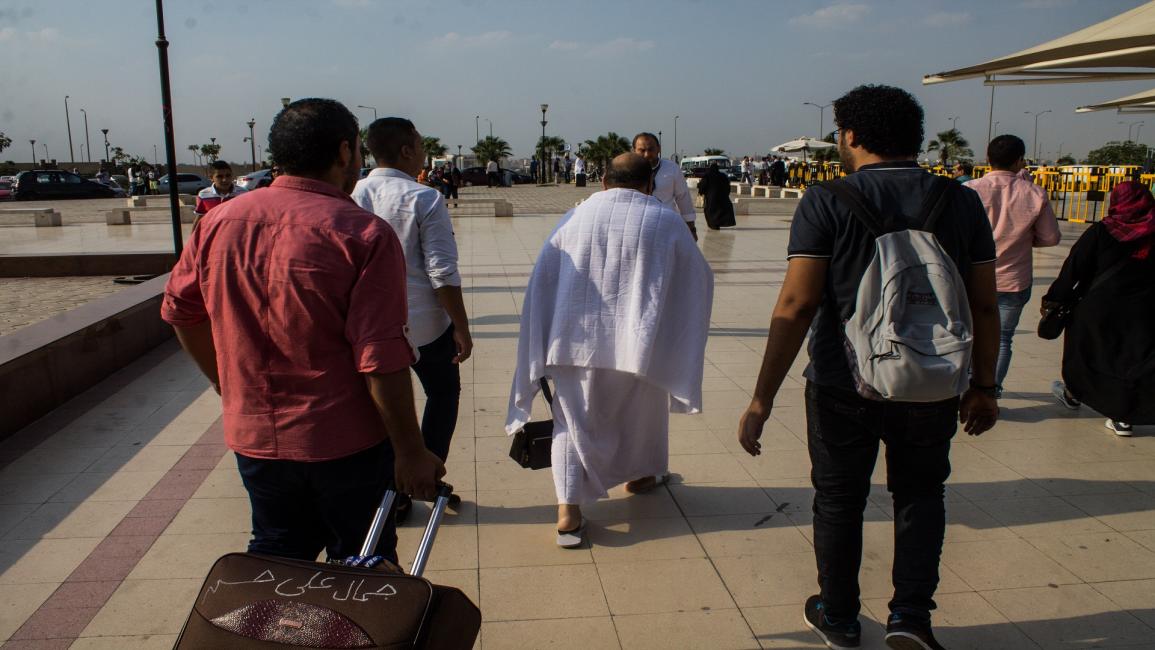 أزمة المعتمرين في مطار القاهرة (Getty)