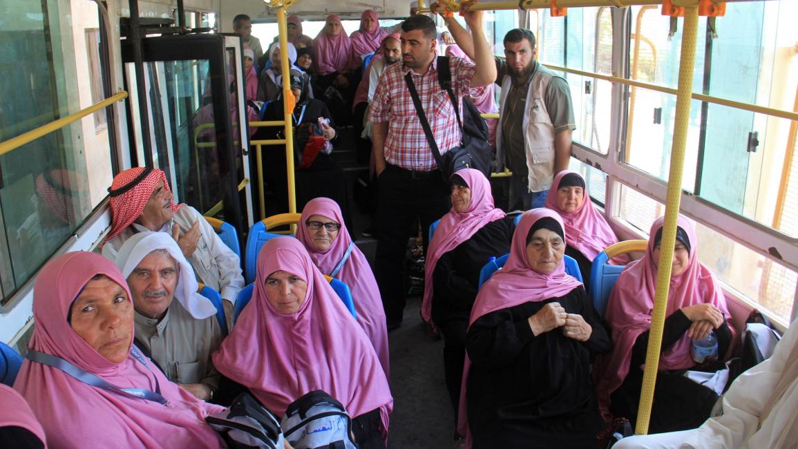 حجاج سوريون في حافلة - سورية - مجتمع