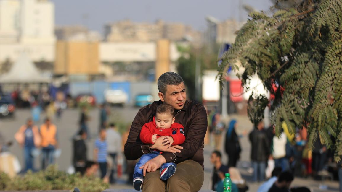رجل مصري وطفله في القاهرة - مصر - مجتمع