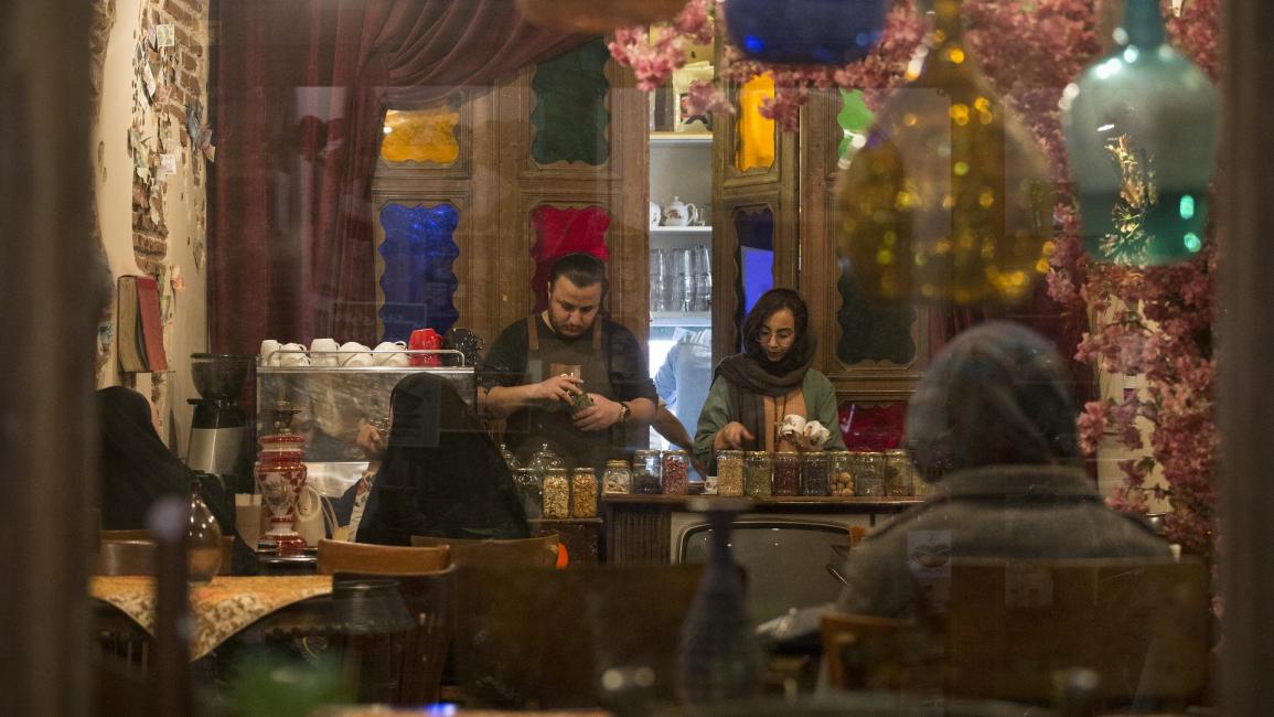 مقهى في إيران - مجتمع