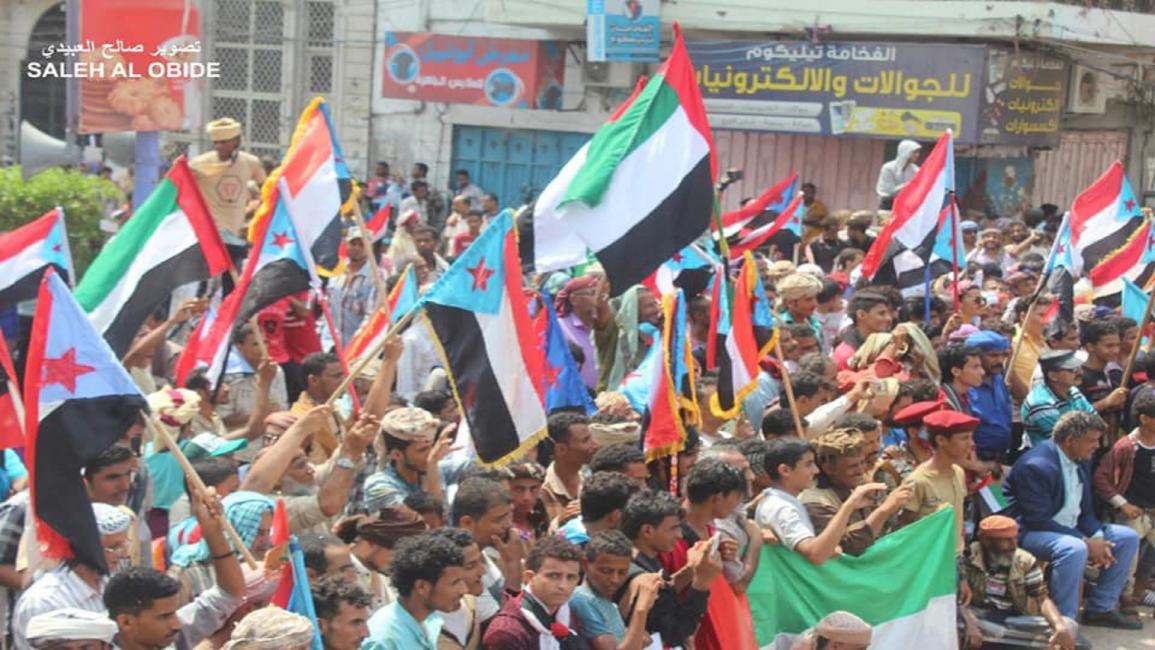 متظاهرون يواجهون دعوات طرد الإمارات من اليمن (تويتر)
