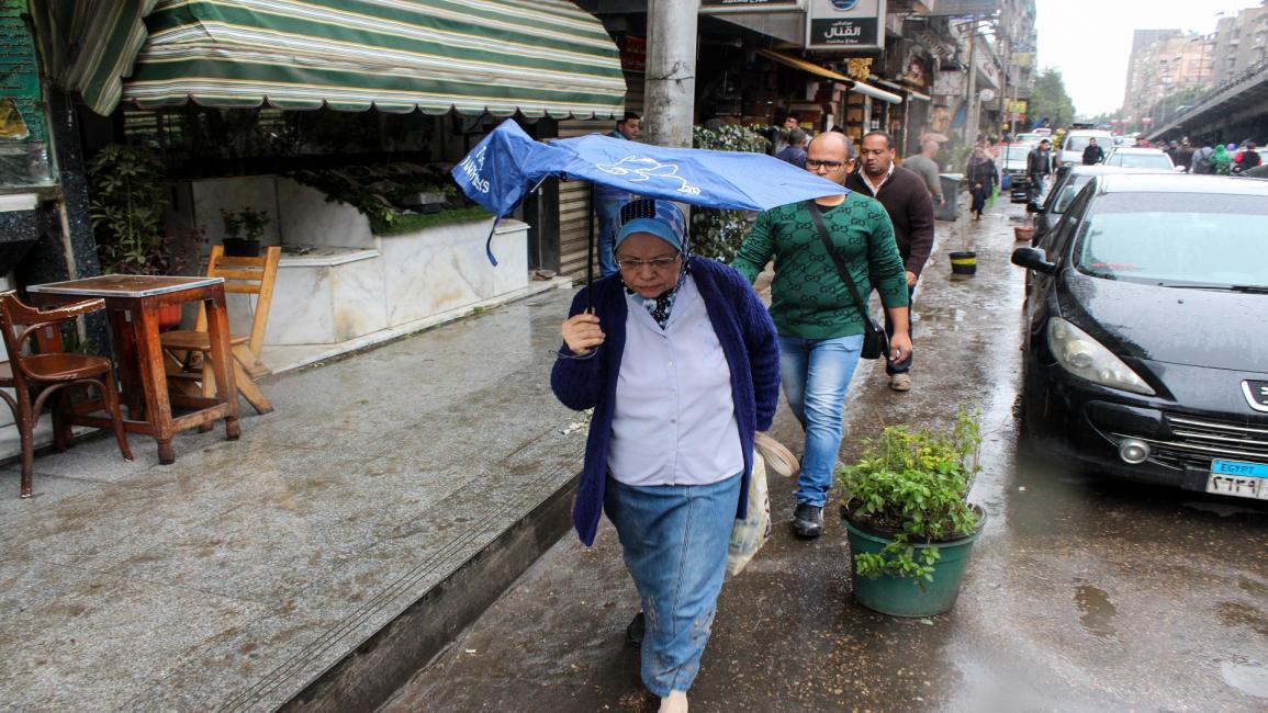 مصريون تحت المطر في القاهرة- Getty