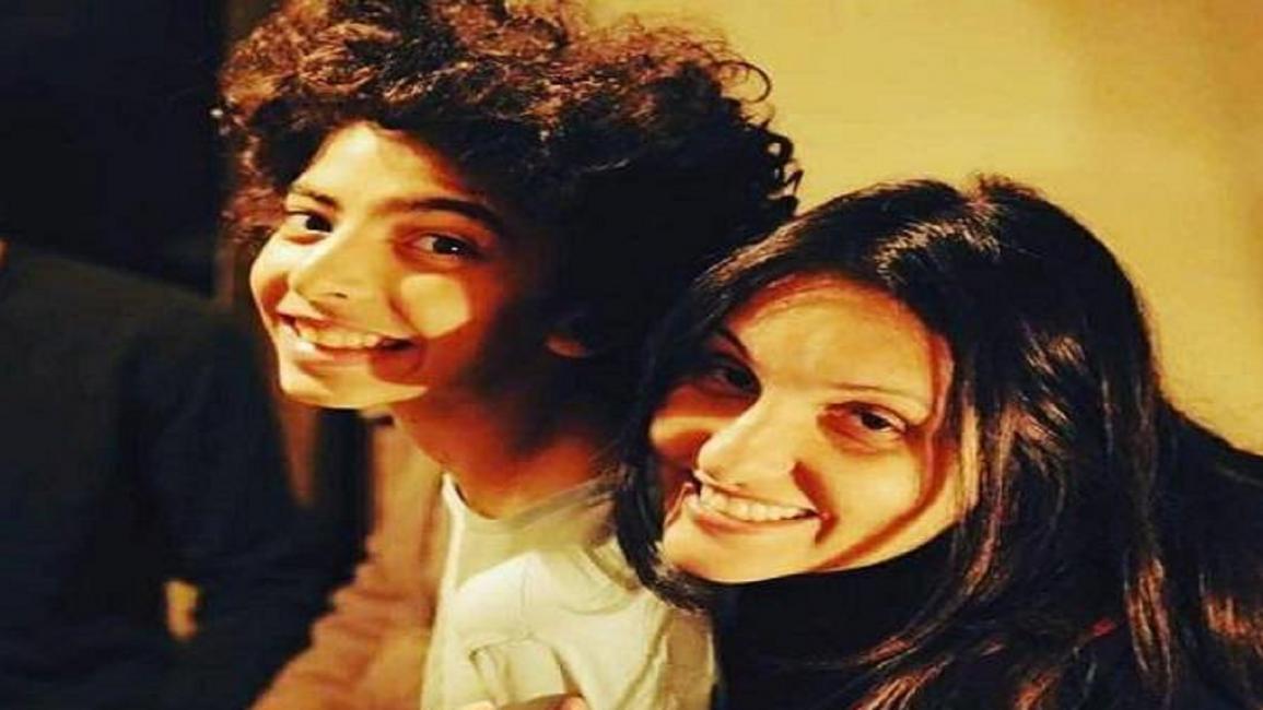 الطفل المصري يوسف العربي مع أمه قبل مقتله (فيسبوك)
