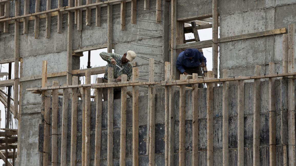 عمال بناء فلسطينيون في مستوطنة بالقدس المحتلة- فرانس برس