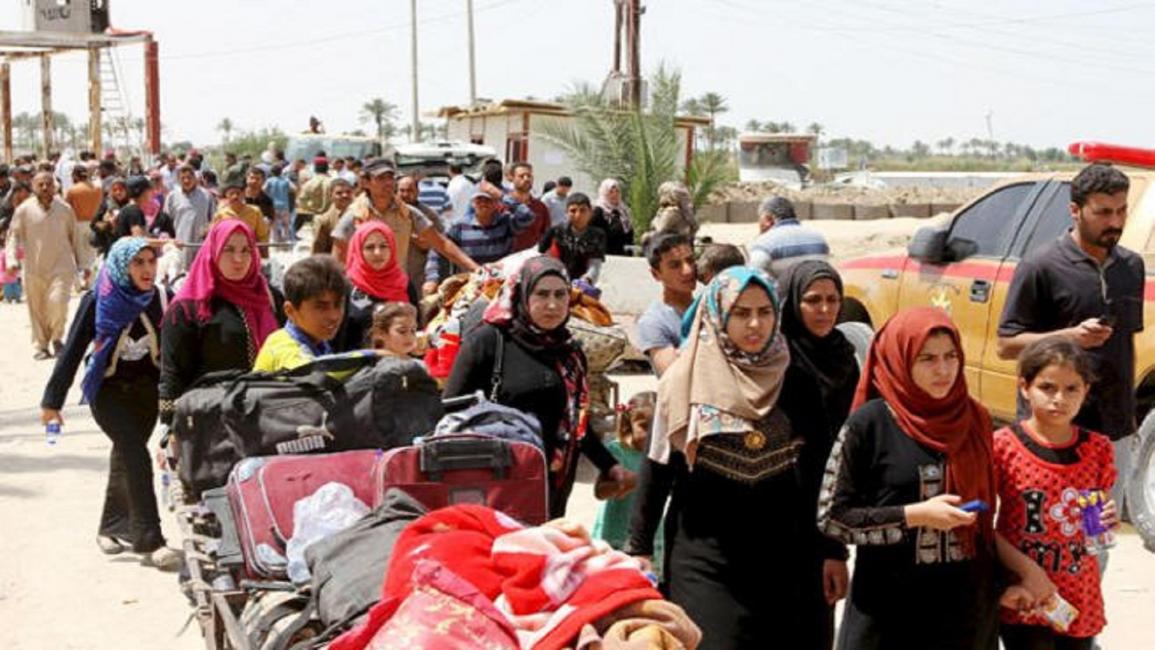 نازحون عراقيون هرباً من القصف غرب الأنبار(تويتر)