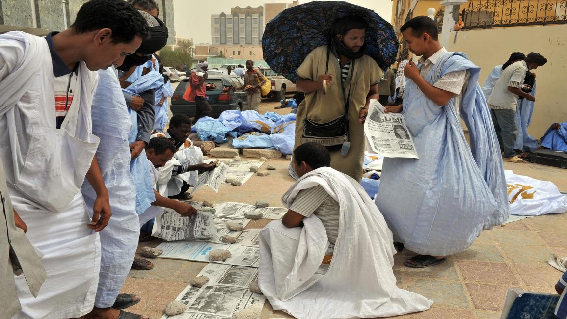 موريتانيون يقرأون الصحف/مجتمع/29-12-2016 (جورج غوبيت/ فرانس برس)