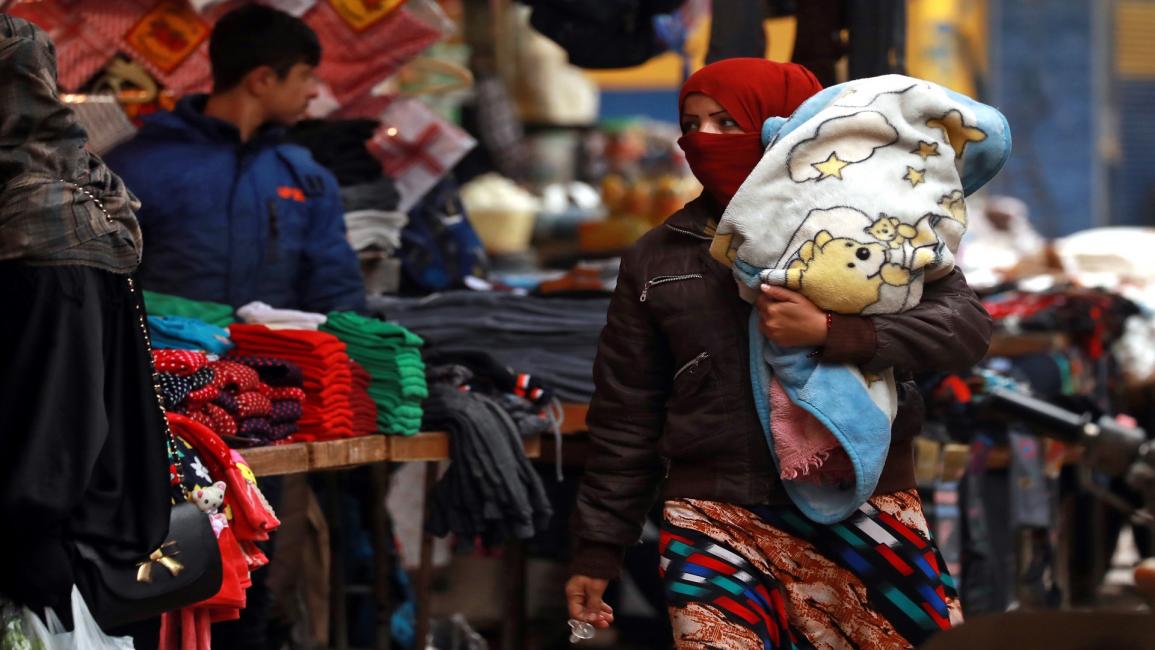 امرأة سورية في سوق ملابس بالقامشلي- فرانس برس