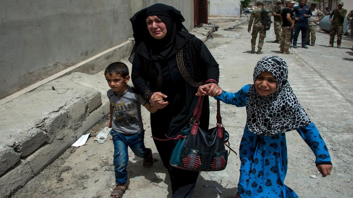 عائلة عراقية تحاول الخروج من الموصل(فاضل سينا/فرانس برس)