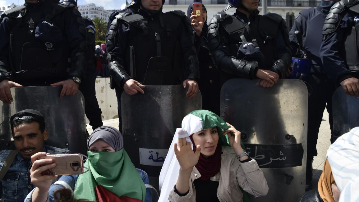 متظاهرون جزائريون وشرطة وسيلفي - الجزائر - مجتمع