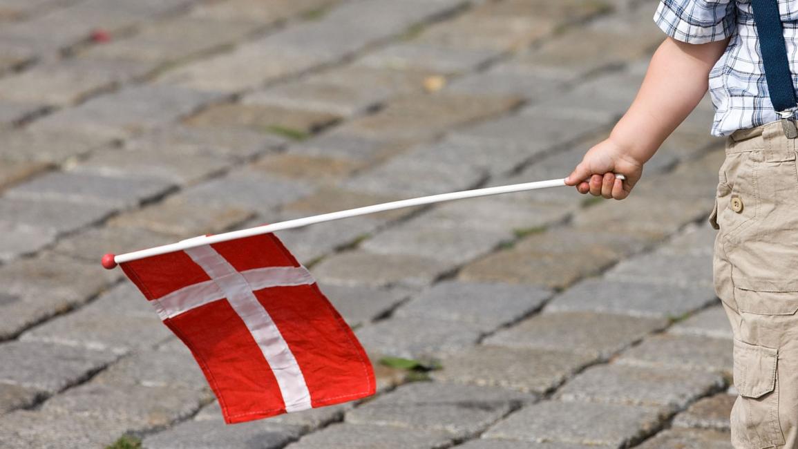 طفل يحمل علم الدنمارك - مجتمع