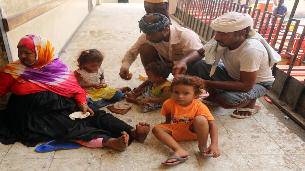 يمنيون شرّدتهم عملية الحديدة... وفتات خبز (عبدو حيدر/فرانس برس)