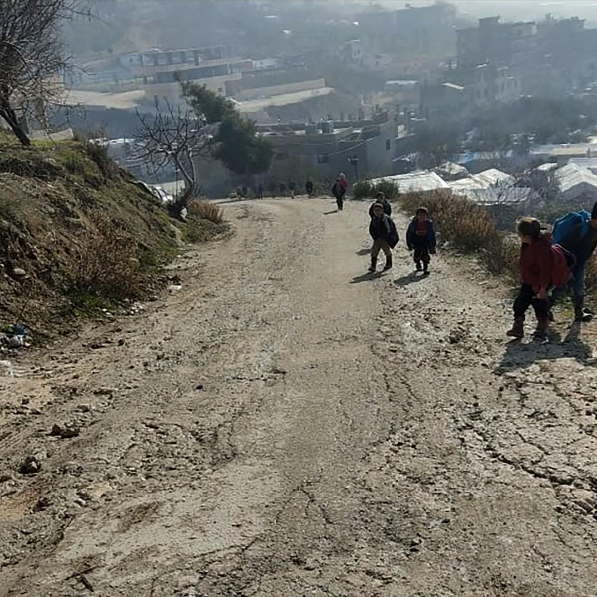 رحلة أطفال النازحين إلى مدارسهم في مخيمات الشمال السوري (العربي الجديد)
