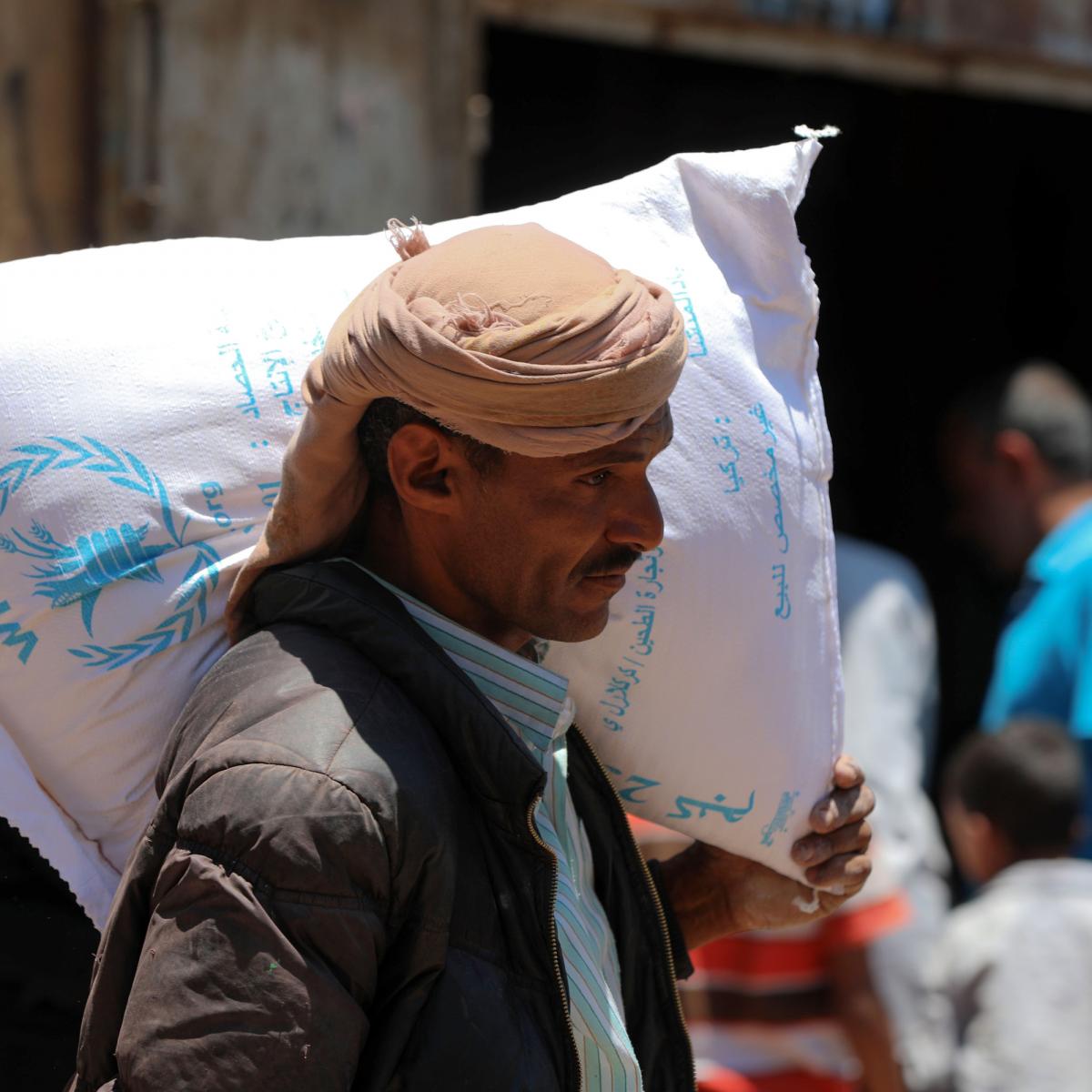 مساعدات من برنامج الأغذية العالمي في اليمن (أحمد الباشا/ فرانس برس)