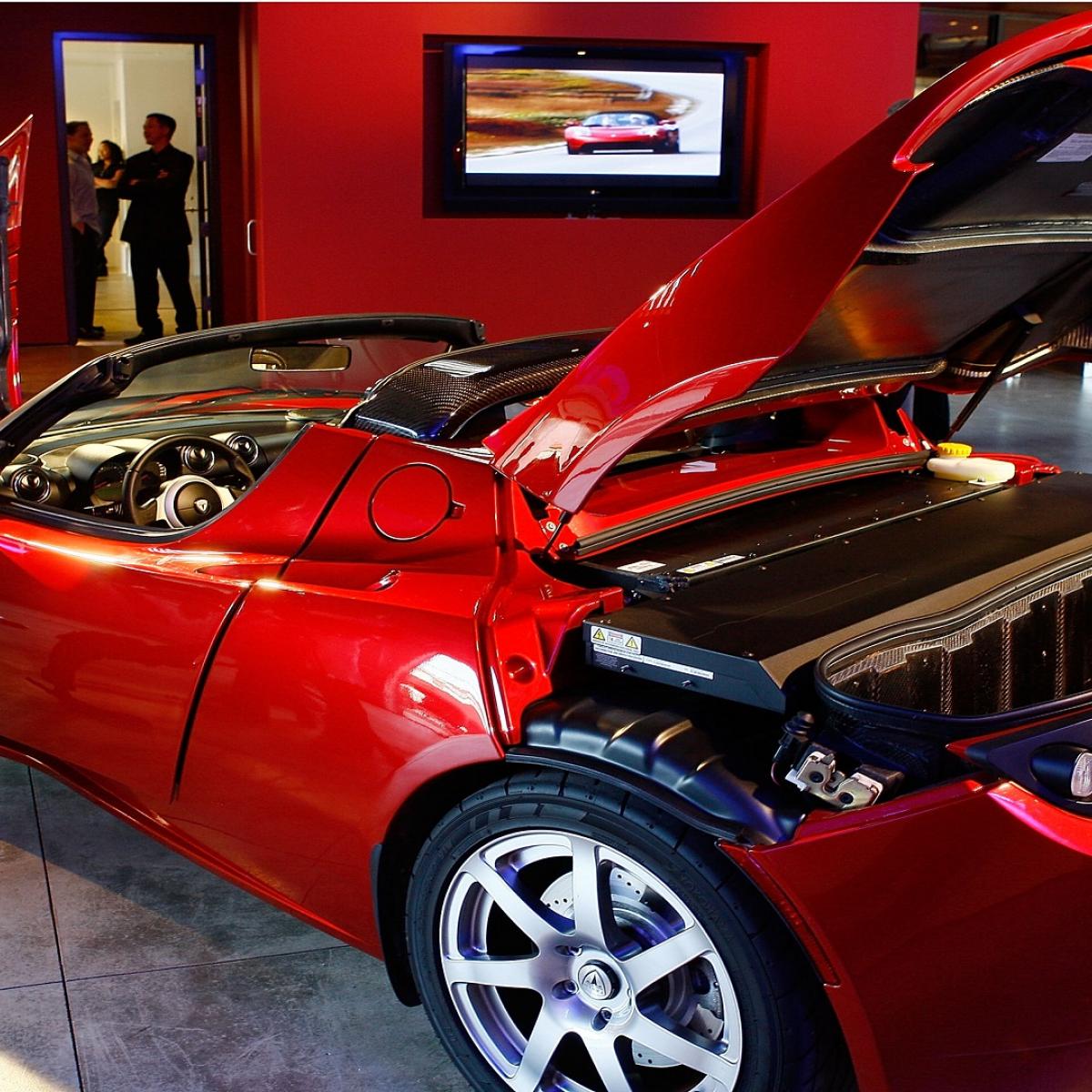 سيارة Tesla Roadster الكهربائية/ Getty