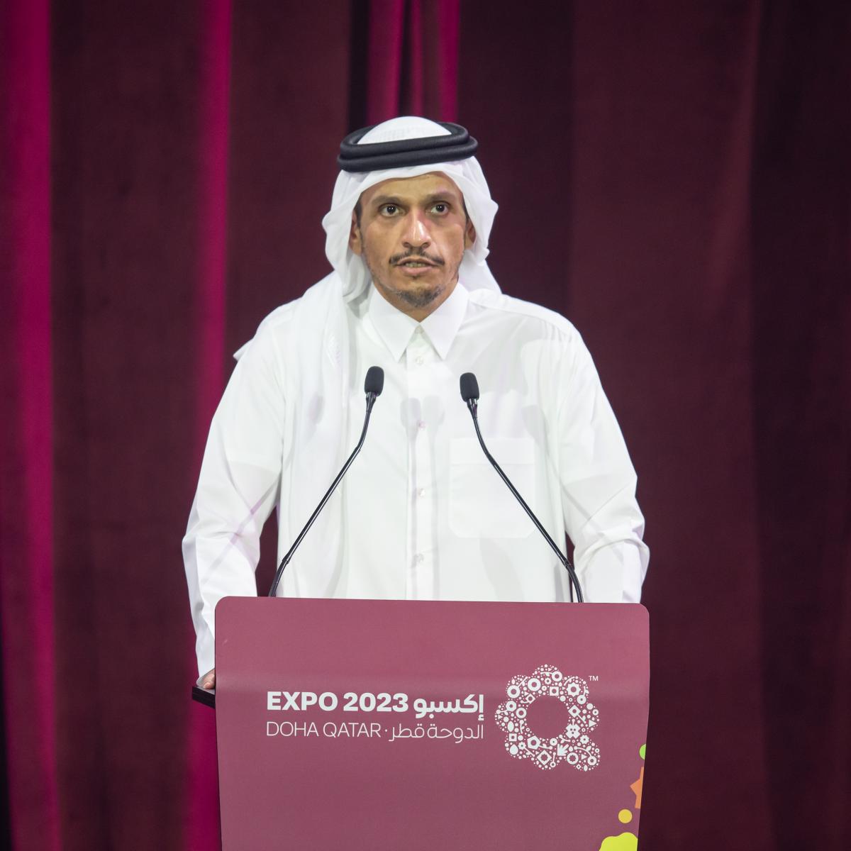 رئيس الوزراء القطري ملقياً كلمته في حفل الافتتاح (اللجنة الإعلامية)