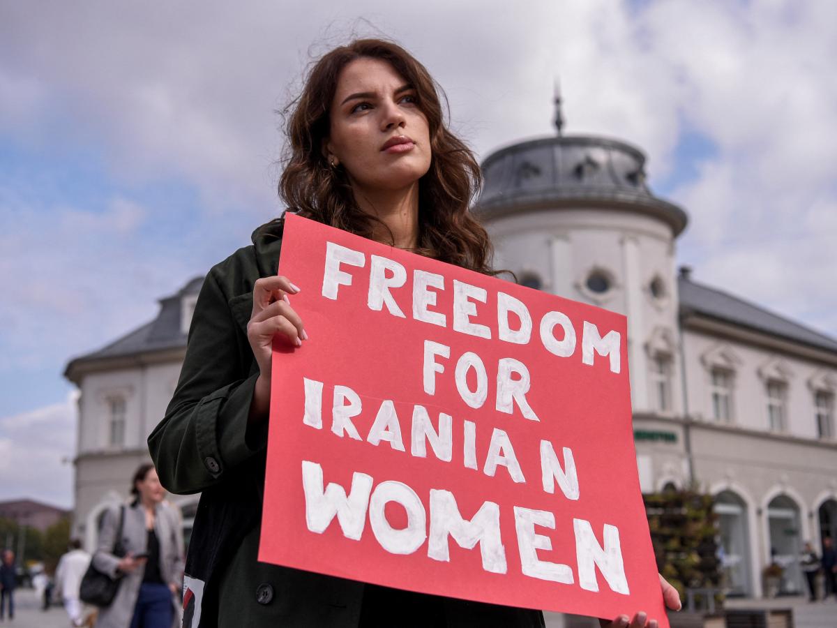 تظاهرة في كوسوفو لدعم المرأة الإيرانية (أرماند نيماني/ فرانس برس)